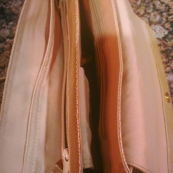 MEDALLION  Cute Crossbody Hand Bag w inside Wallet - Picture 5 of 8